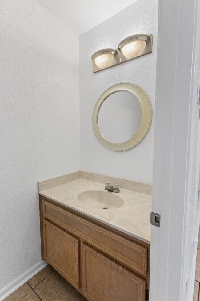 Building Photo - Close to Fort Hood! Town Home featuring 2 Bedrooms, 1.5 Baths, and 1 Car Garage