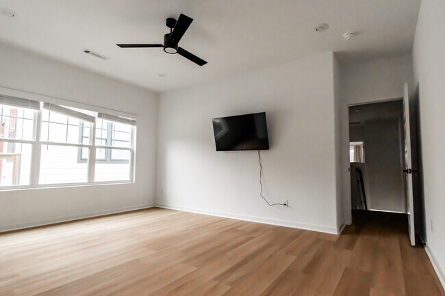 Building Photo - 1599 Brooks Ave