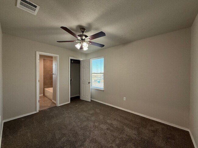 Building Photo - Beautiful Modern 3-Bed, 2-Bath Duplex with Private Yard & Spacious Layout