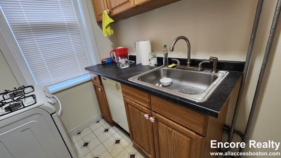 Building Photo - 352 Riverway