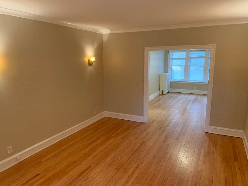 Building Photo - 2046 W Farragut Ave
