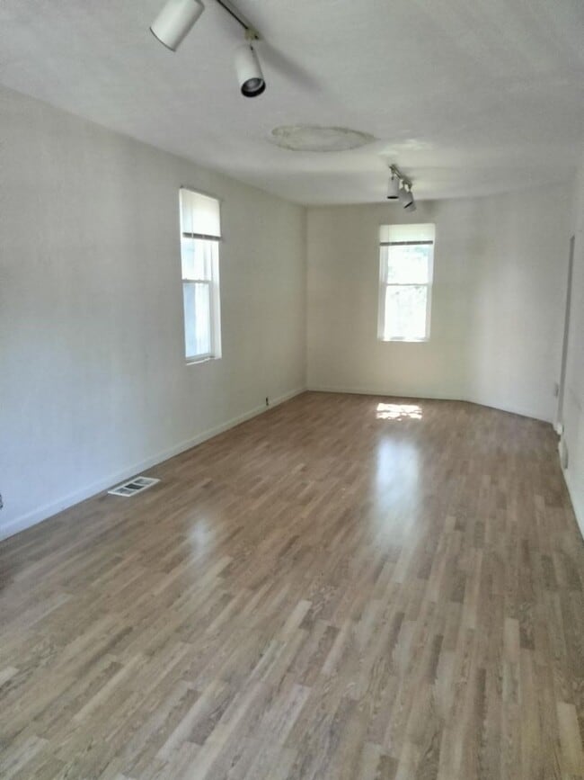 Building Photo - 5744 Elmer St