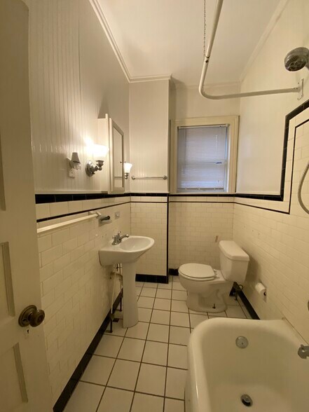 Building Photo - 809 N Van Buren St