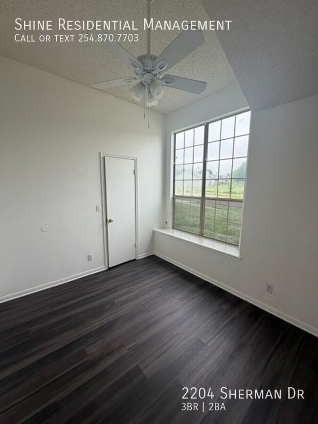 Building Photo - 2204 Sherman Dr