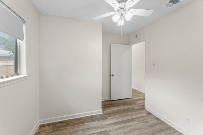 Building Photo - Tastefully Updated 3 bedroom 2 bath Duplex Northeast San Antonio