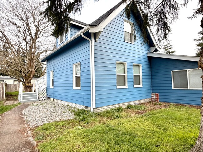 Building Photo - Rare Find! Private Yard + Firepit | Upstairs 1BR with Separate Entrance
