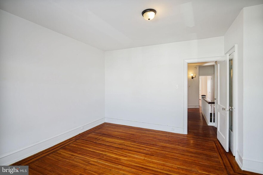 14_FRONT_ROOM_2 - 6212 Webster St
