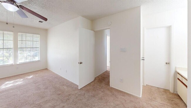 Building Photo - 1015 E Yager Ln