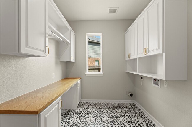 Building Photo - 24403 Blairburry Dr