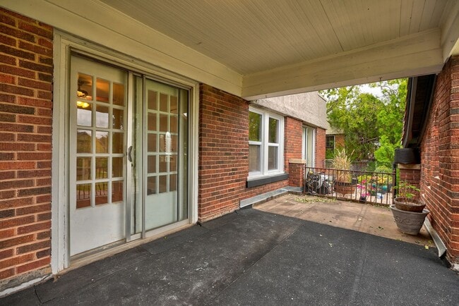 Building Photo - Exquisite 1 Bedroom Brownstone Apartment Steps Away from The Plaza District!
