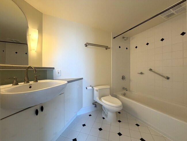 Building Photo - One Archer Lane - 2 bedrooms, 2 full bathrooms, central AC, 1 parking