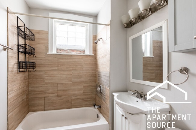 Building Photo - 1530 N Greenview Ave