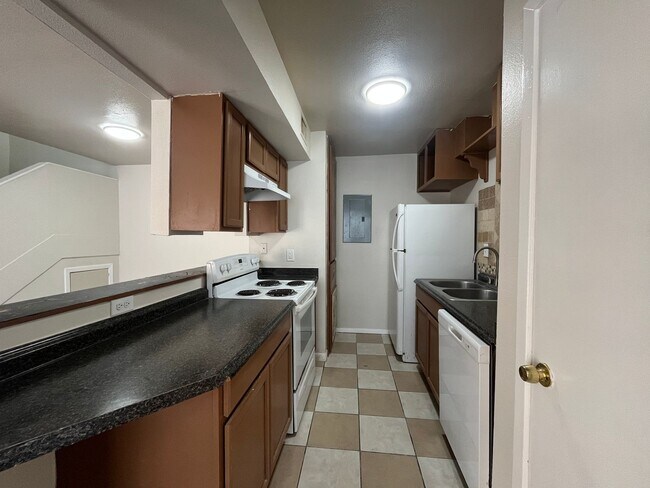 Building Photo - Two Story South Side Townhome