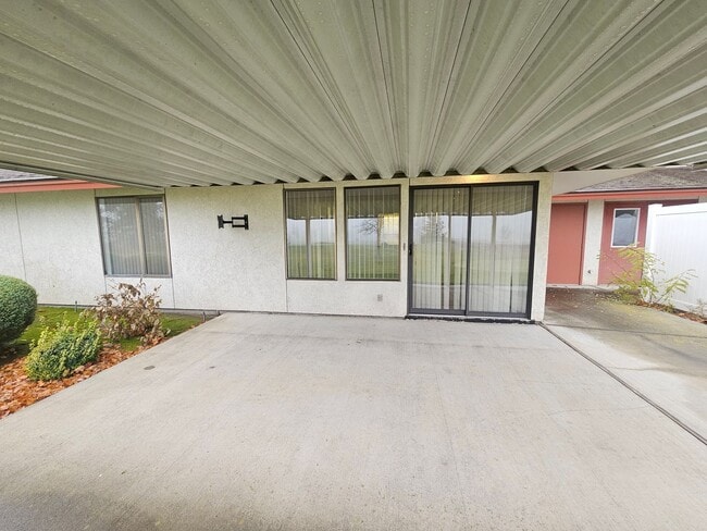 Building Photo - Check out this 6 month lease price(June thru November) on Moses Lake Golf Club 9th tee box!