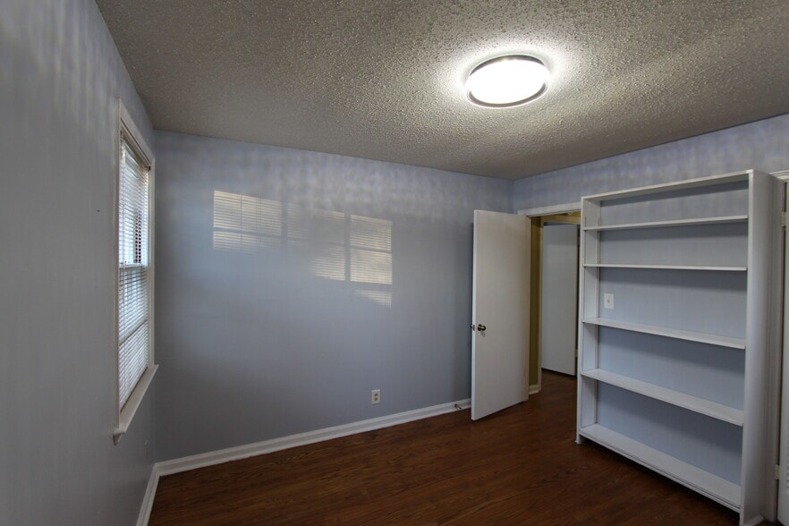 Building Photo - 2313 Ingleside Dr