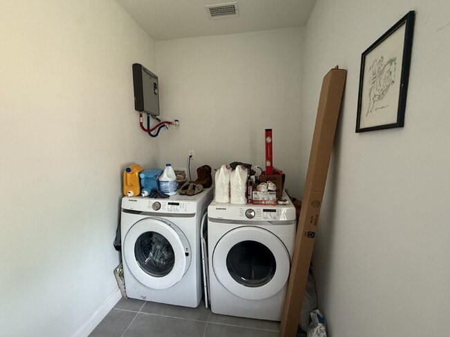 Building Photo - AVAILABLE EARLY JULY:  UPDATED 2 BEDROOM 1...