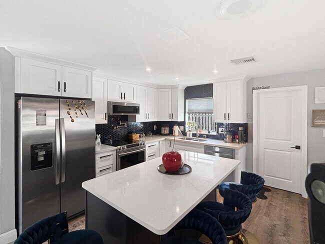 Building Photo - 100 SW 17th St