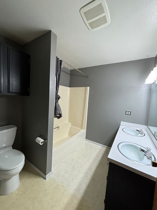 Building Photo - Spacious 4BR, 2.5BA home on 1.3 acres in O...