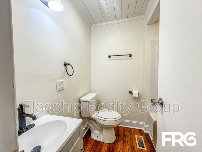 Building Photo - 466 Circle Dr