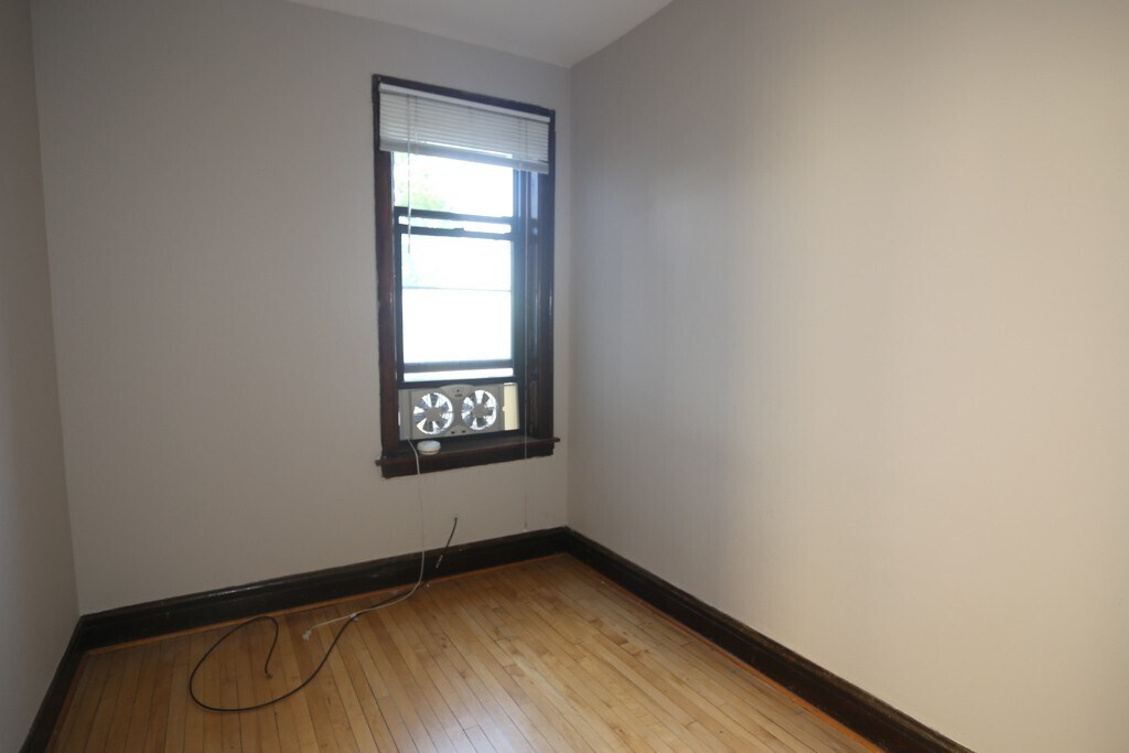 Building Photo - 1929 W Schiller St