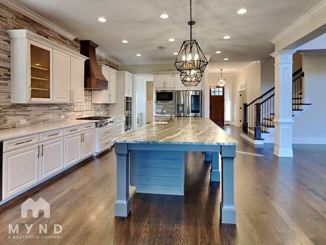 Building Photo - 2995 Manorview Ln