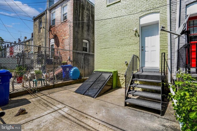 Building Photo - 2615 Lauretta Ave