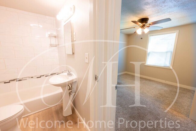 Building Photo - Great One Bedroom Home in a Natural Setting