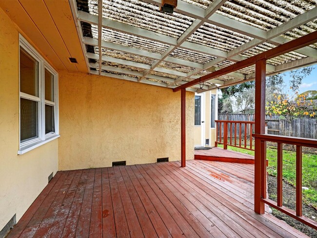 Building Photo - Single level home, convenient, charming neighborhood