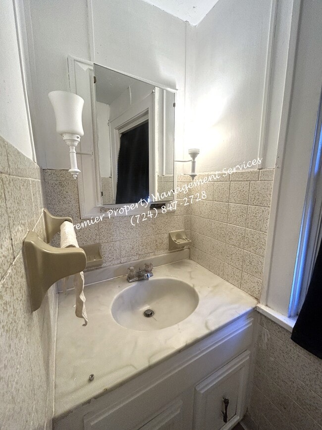 Building Photo - 979 King St