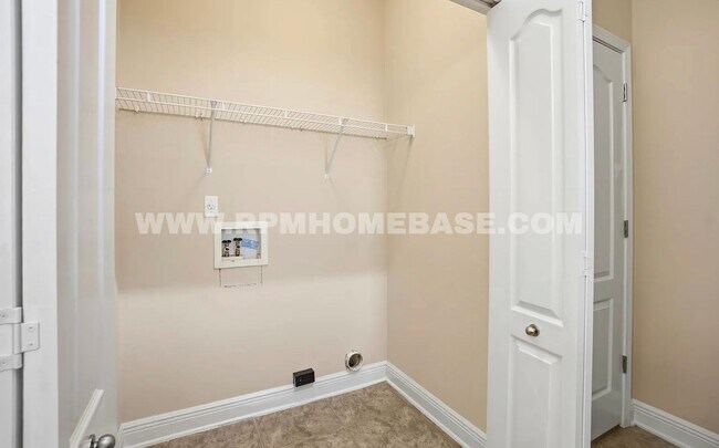 Building Photo - Contemporary 3 Bed 3 Bath Townhome Just 4 Miles from Navarre Beach