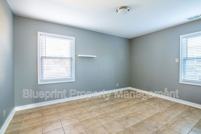 Building Photo - 513 10th Ave S