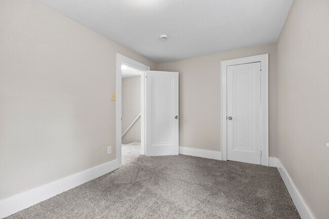 Building Photo - ? Move-In Ready Home with Modern Updates