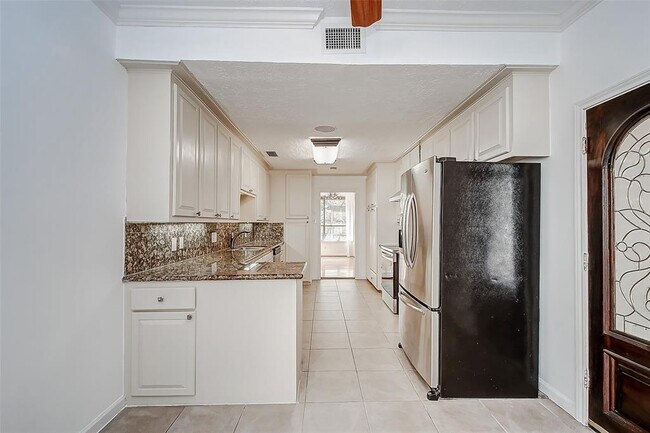 Building Photo - 201 Vanderpool Ln