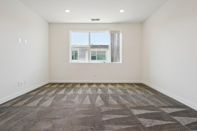 Building Photo - 275 Carmona