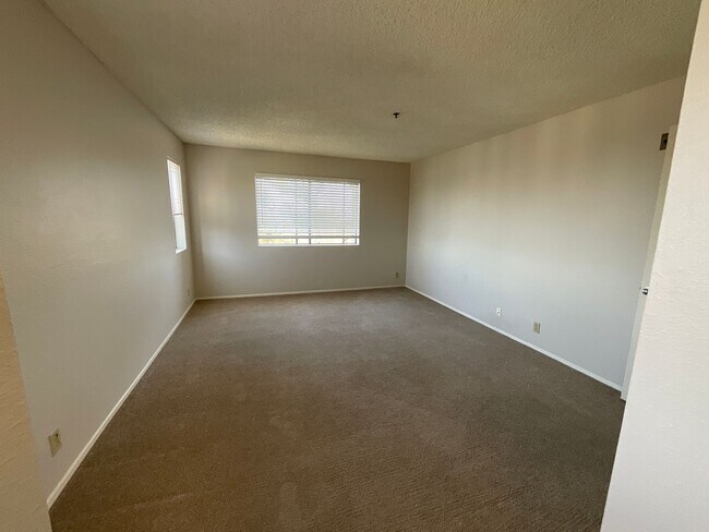Building Photo - 5985 Dandridge Ln