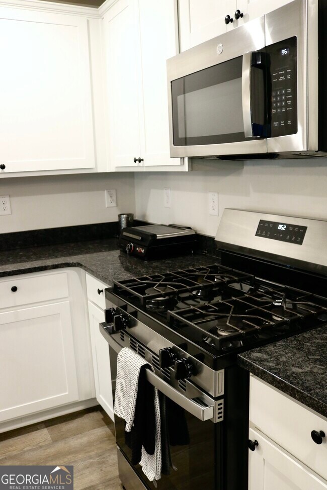 Building Photo - 204 River Meadow Dr