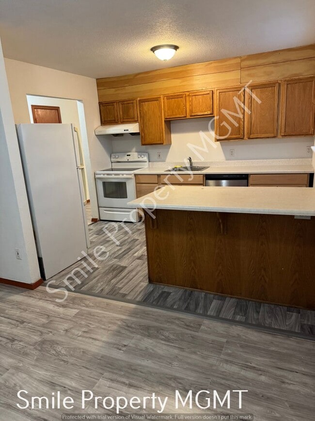 Building Photo - A nice house with 3 beds rooms and 1.5 baths.