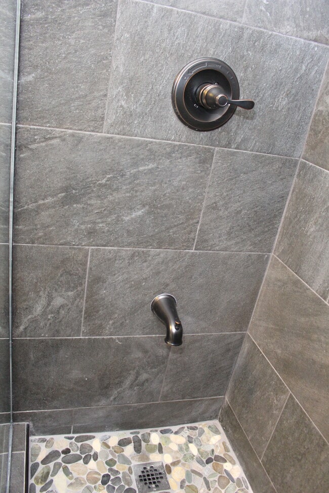 Building Photo - 469 Ena Rd