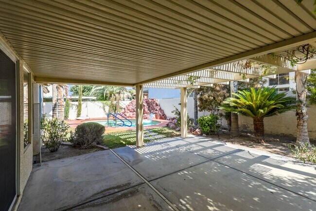 Building Photo - Single Story Northwest 3 Bedroom Pool Home