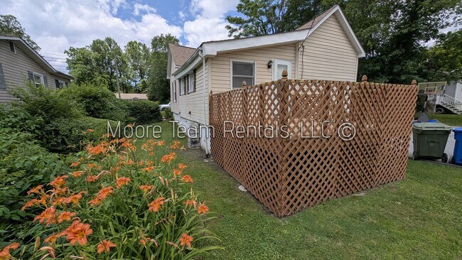 Building Photo - 2 Bed House with Washer/Dryer