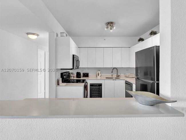 Building Photo - 1500 Bay Dr E