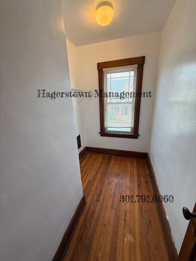 Building Photo - Beautiful 3 BR 1 BA Duplex
