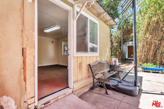 Building Photo - 419 N Van Ness Ave