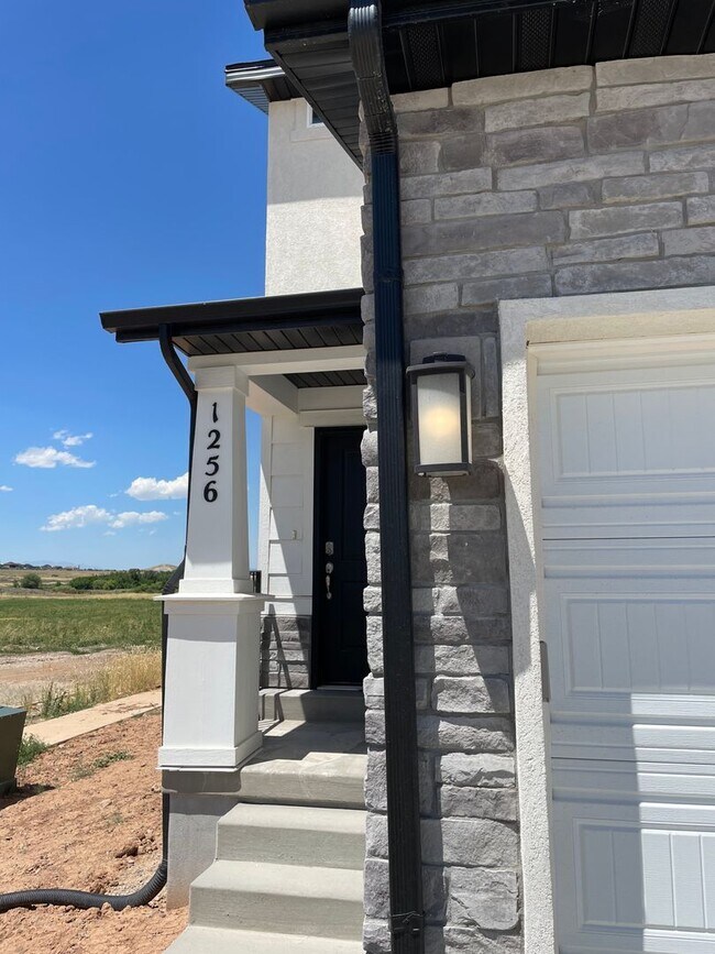 Building Photo - 3-Bedroom Townhome in Santaquin!