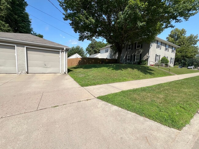 Building Photo - 2 Bed/1 Bath Apartment Overlooking McKennan Park!