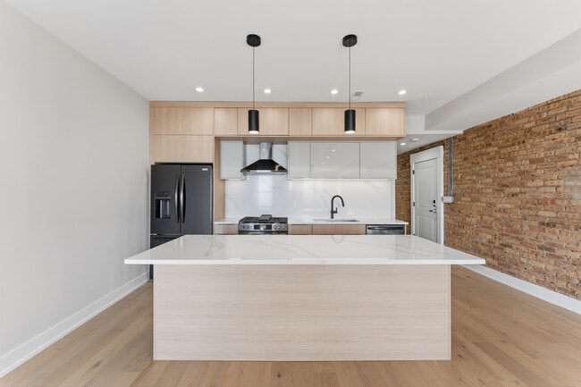 Building Photo - 7516 N Eastlake Terrace