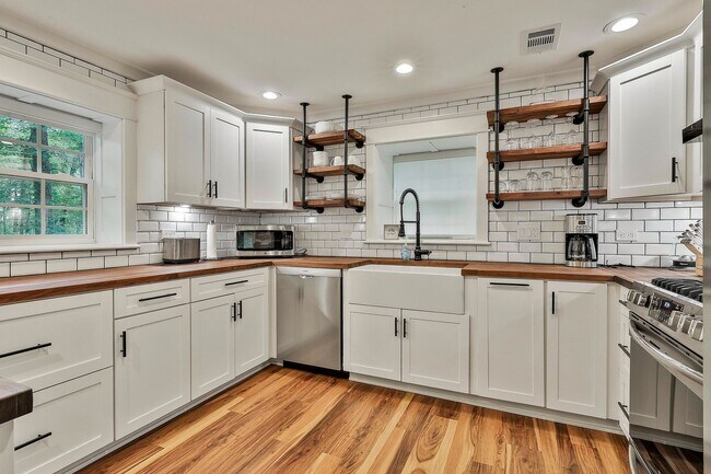 Building Photo - 410 Thornton Ln