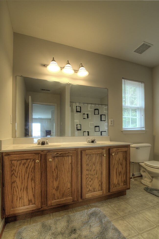 Building Photo - Large 3 Bedroom Home in Glen Allen! ***Available Mid July 2026***