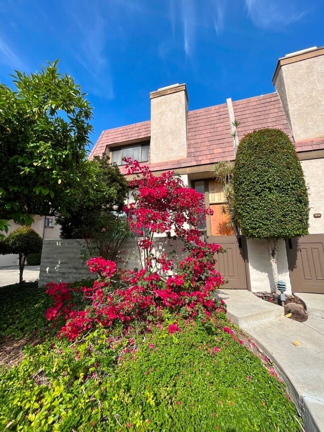 Building Photo - Northridge 3+2.5 in gated community w/pool...