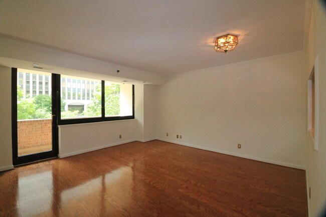 Building Photo - Classy 1/1 Convenience in Crystal City